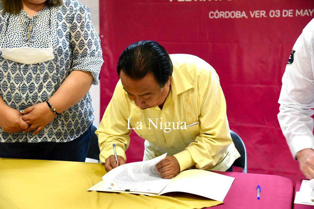 Firma Presidente y Secretario de SSP convenio de coordinación para seguridad de Córdoba 5 img 20220503 wa00694885608413987905835