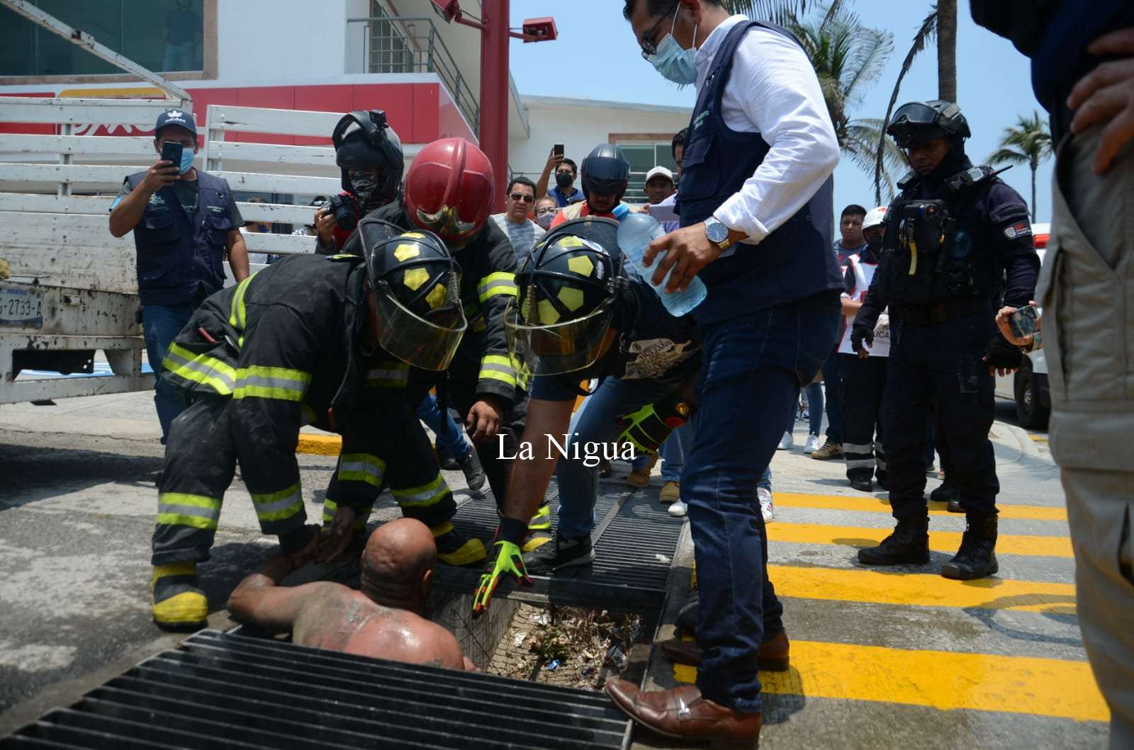 Queda atrapado en alcantarilla 7 img 20220505 wa00709060271807491948265