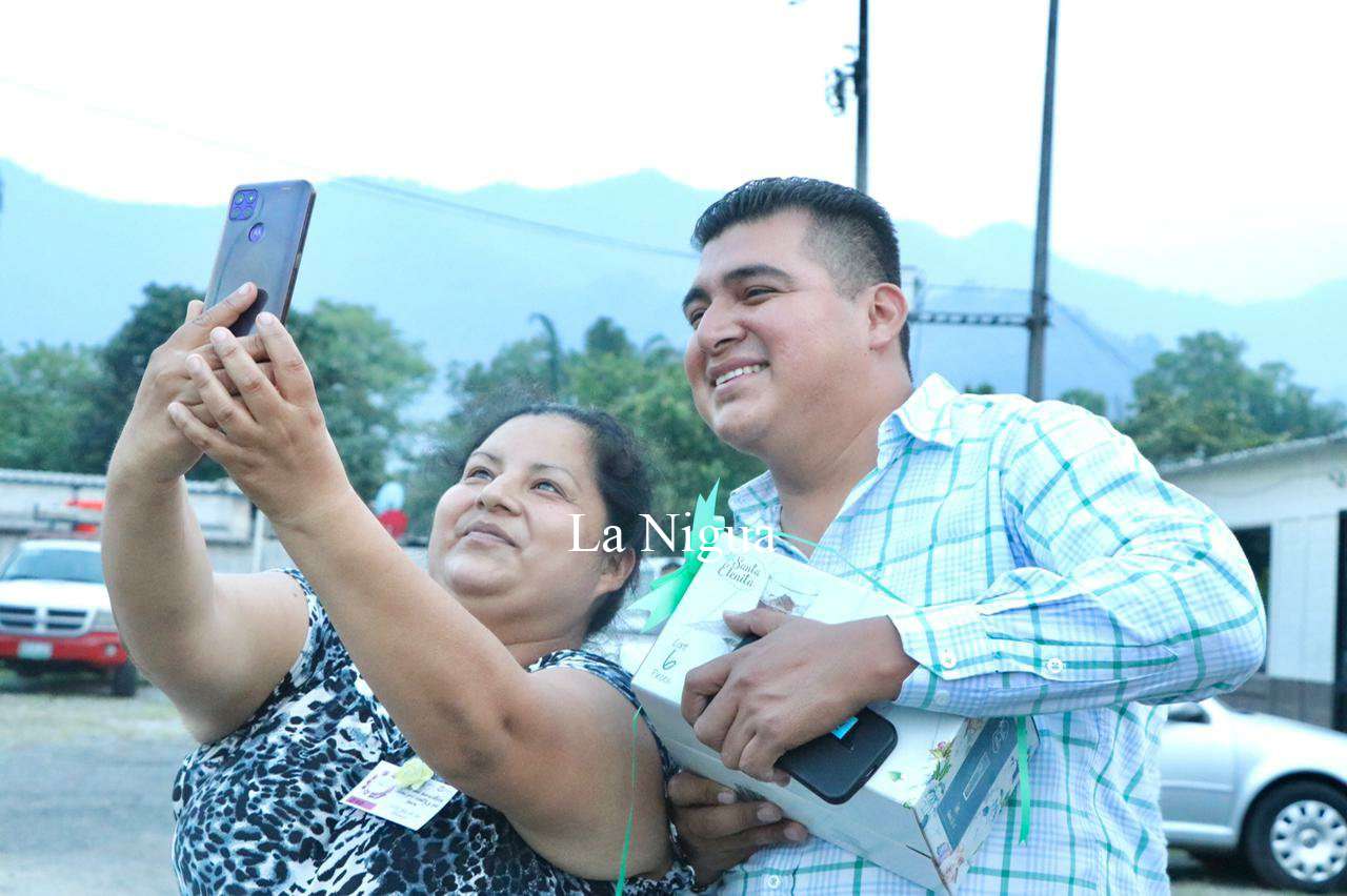 FESTEJOS CON MOTIVO DEL DÍA DE LAS MADRES EN EL MUNICIPIO DE IXTACZOQUITLÁN POR PARTE DEL PRESIDENTE MUNICIPAL NAHÚM ÁLVAREZ PELLICO Y SU SRA MADRE PILAR PELLICO HUESCA PRESIDENTA DEL DIF MUNICIPAL 4 img 20220510 wa00206781588560668594798