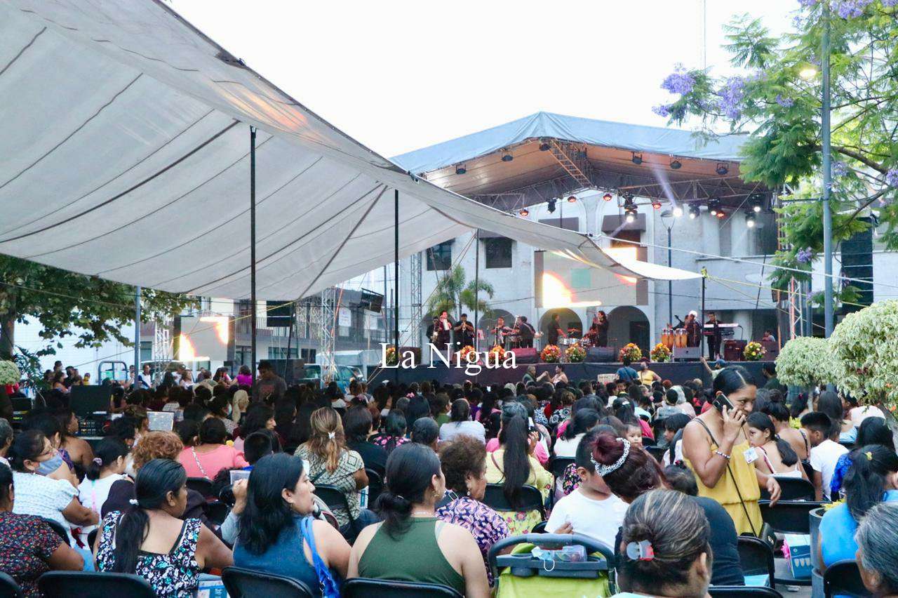 FESTEJOS CON MOTIVO DEL DÍA DE LAS MADRES EN EL MUNICIPIO DE IXTACZOQUITLÁN POR PARTE DEL PRESIDENTE MUNICIPAL NAHÚM ÁLVAREZ PELLICO Y SU SRA MADRE PILAR PELLICO HUESCA PRESIDENTA DEL DIF MUNICIPAL 3 img 20220510 wa00246292990949709178208