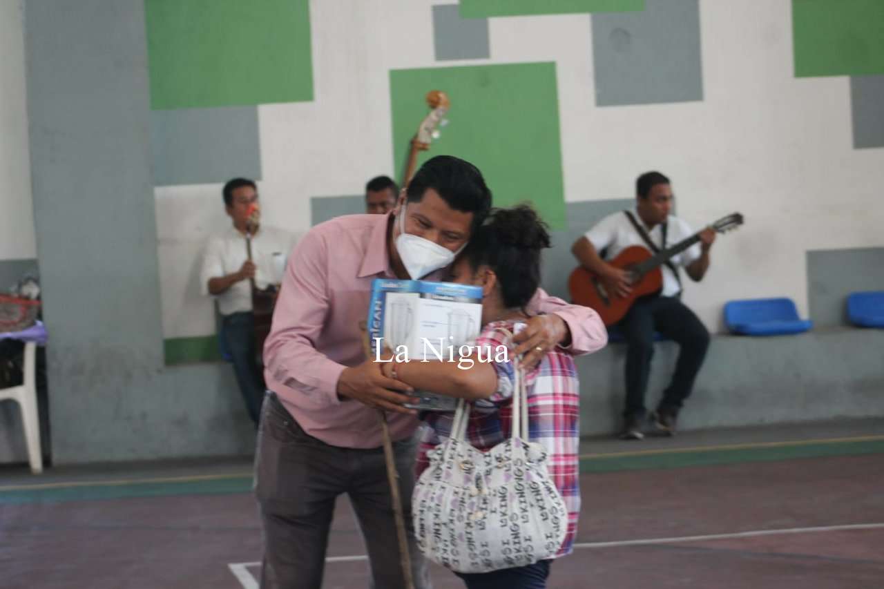 Con premios y sorpresas festejan DIF y Ayuntamiento de Atoyac a mamás del municipio 3 img 20220510 wa00495358978647558469537