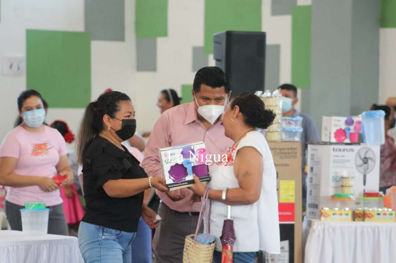 Con premios y sorpresas festejan DIF y Ayuntamiento de Atoyac a mamás del municipio 2 img 20220510 wa00508666047674631526321