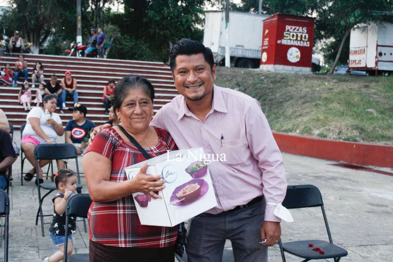 Con premios y sorpresas festejan DIF y Ayuntamiento de Atoyac a mamás del municipio 4 img 20220510 wa00526367687409889387072