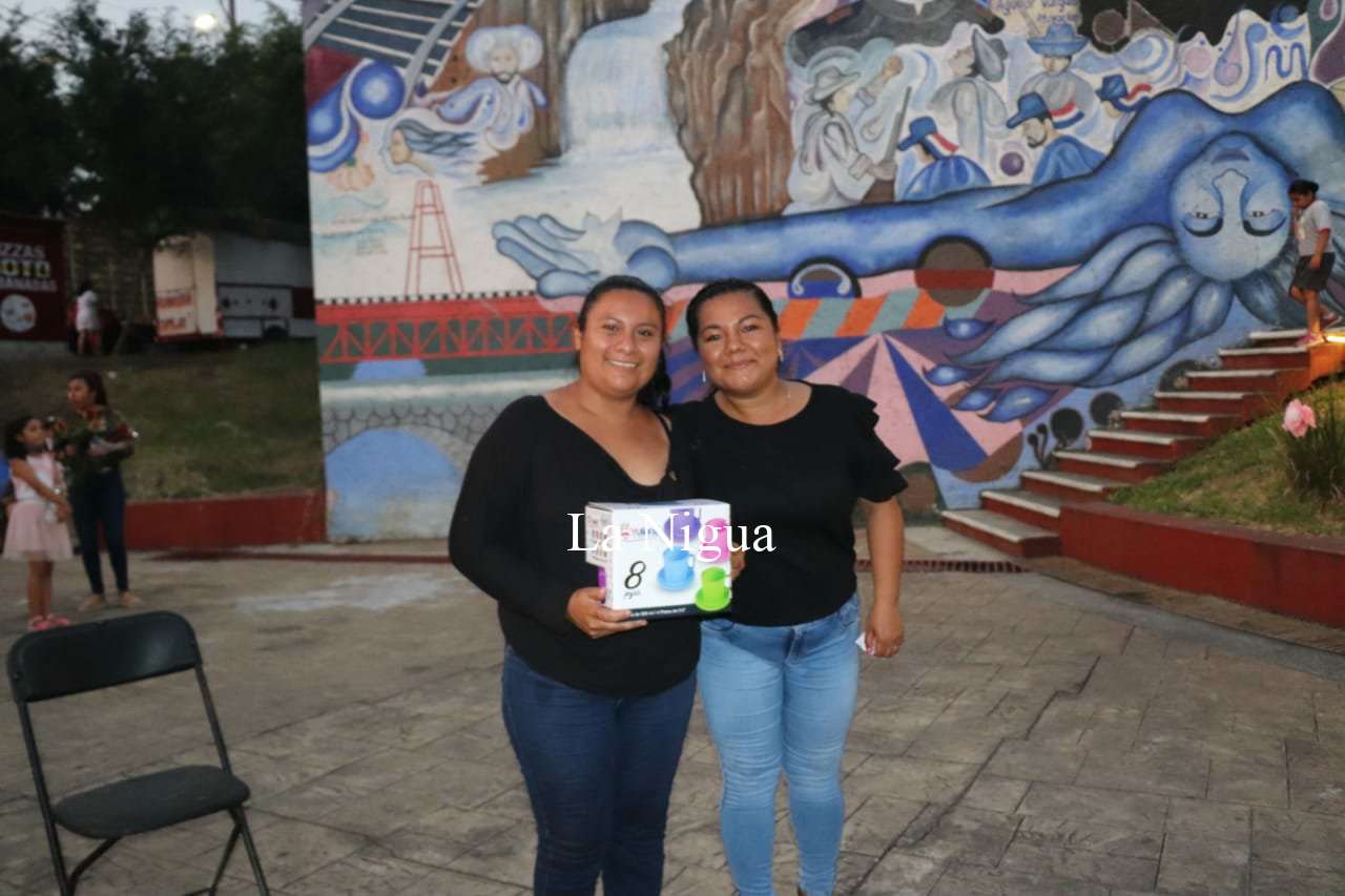 Con premios y sorpresas festejan DIF y Ayuntamiento de Atoyac a mamás del municipio 7 img 20220510 wa0053190155730360511253