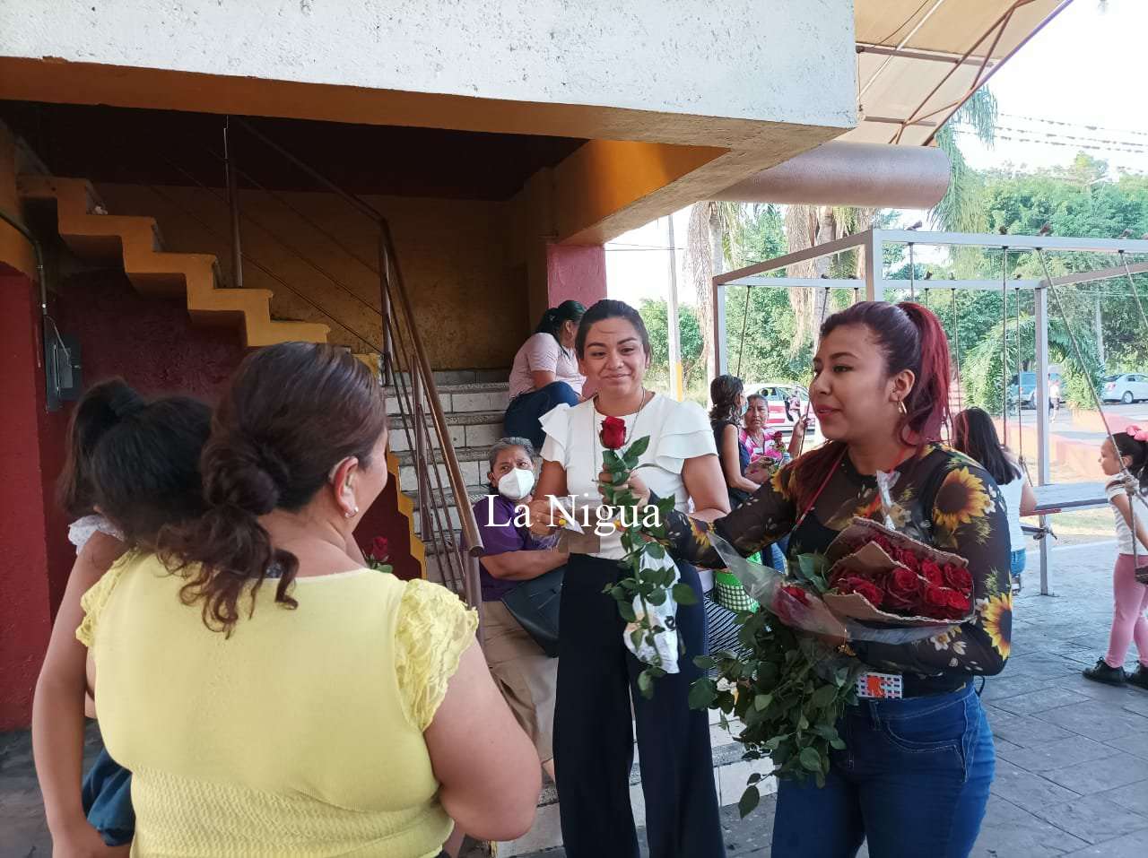 Con premios y sorpresas festejan DIF y Ayuntamiento de Atoyac a mamás del municipio 6 img 20220510 wa00546481482817955809505