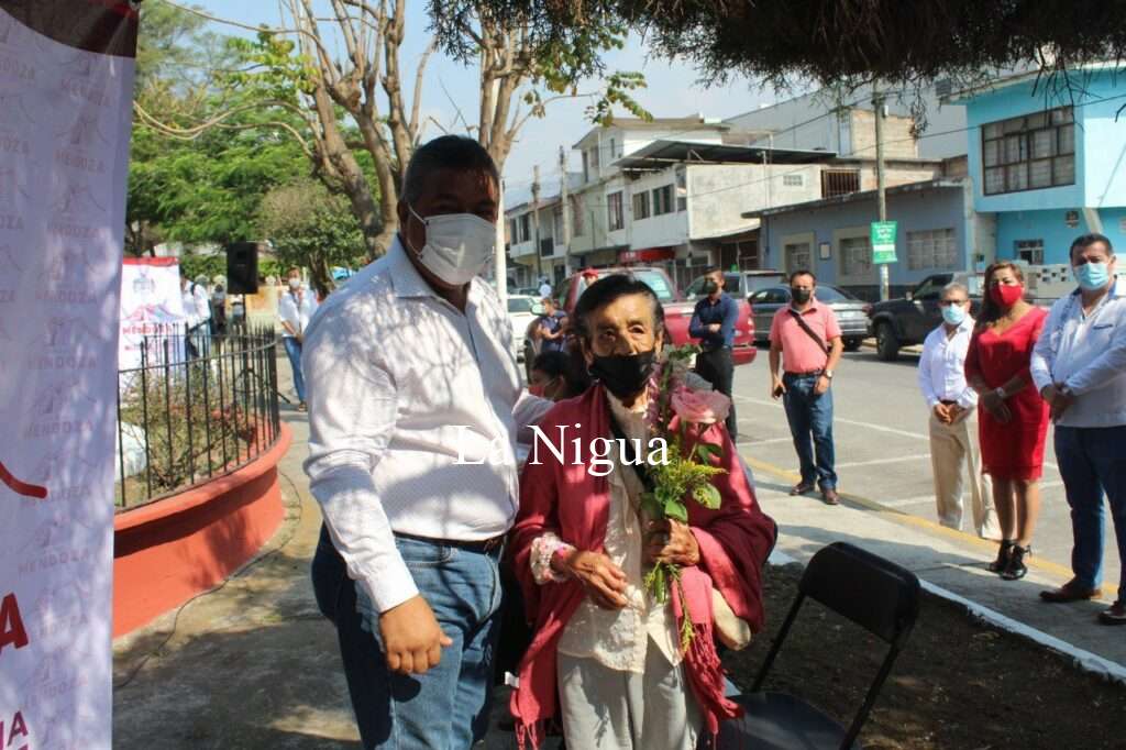 Reconocen a la mamá más longeva y la más joven