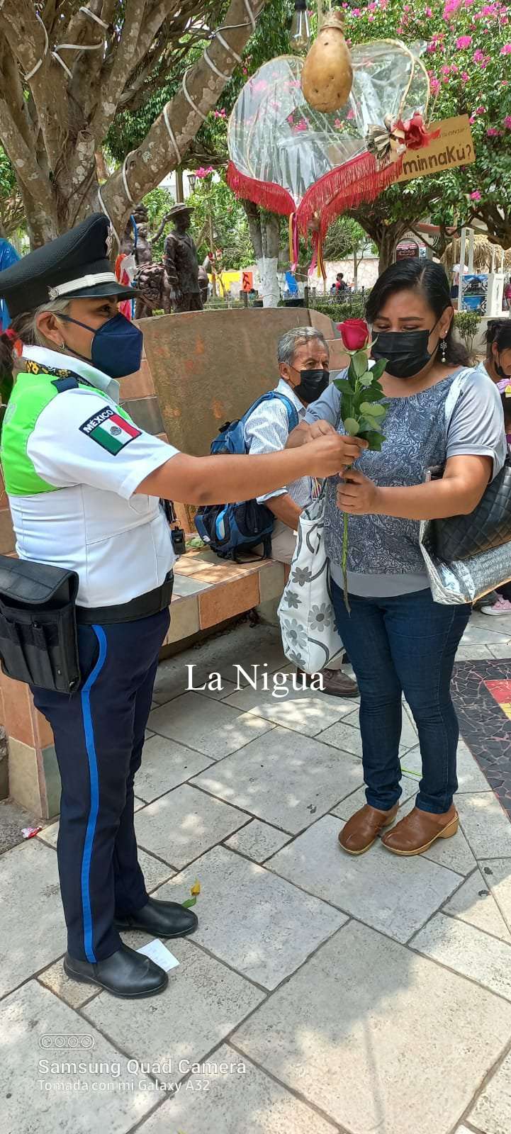 Festejan, agentes viales a las madrecitas en Papantla 4 img 20220510 wa00884559928368022896529