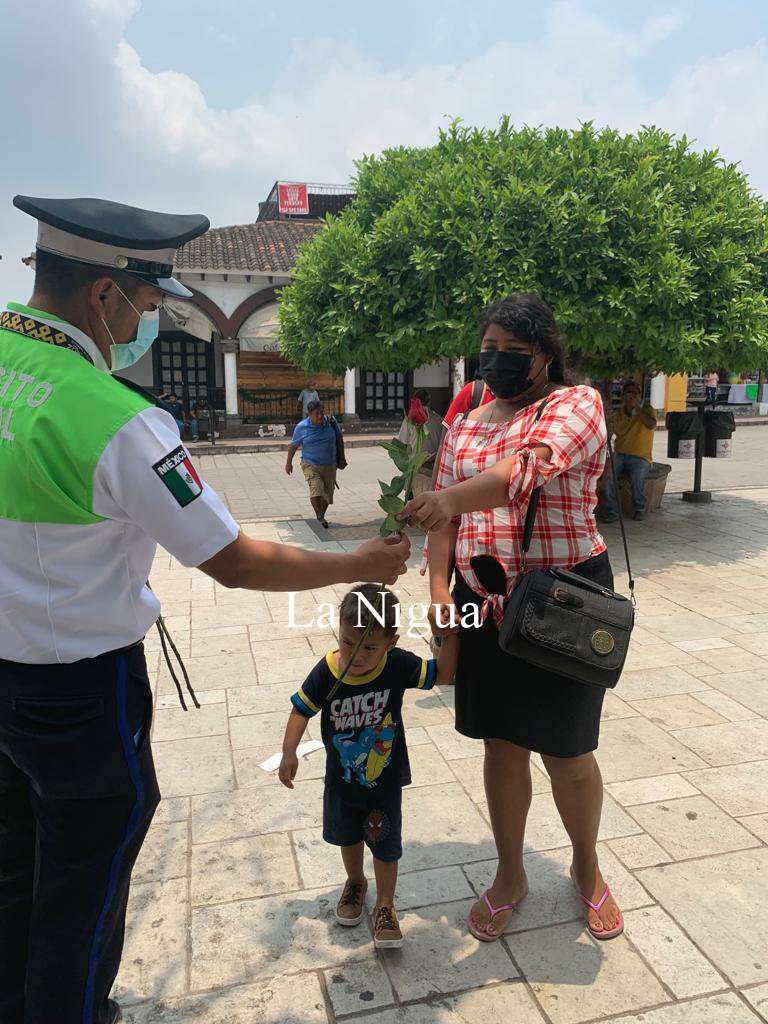 Festejan, agentes viales a las madrecitas en Papantla 2 img 20220510 wa00897968981939501112668