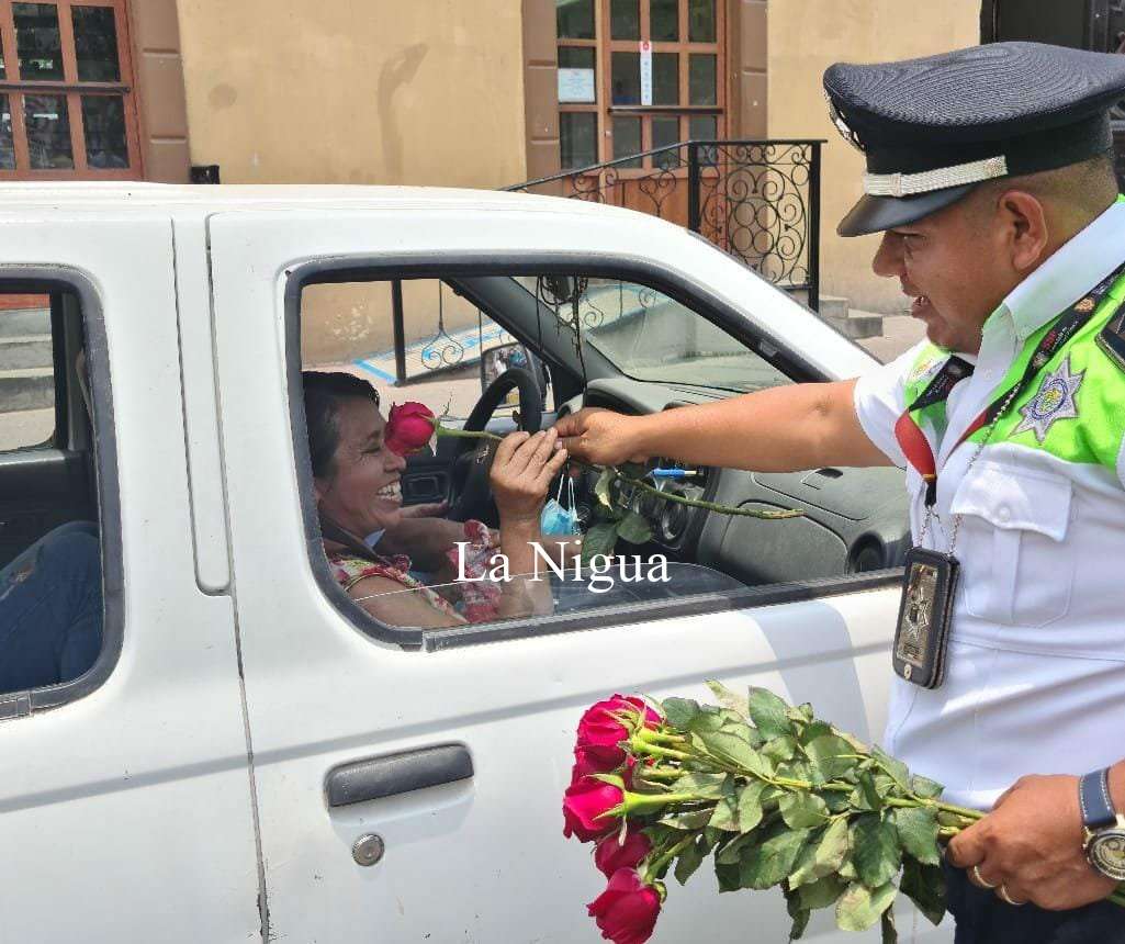 Festejan, agentes viales a las madrecitas en Papantla 3 img 20220510 wa00904797609623907776254