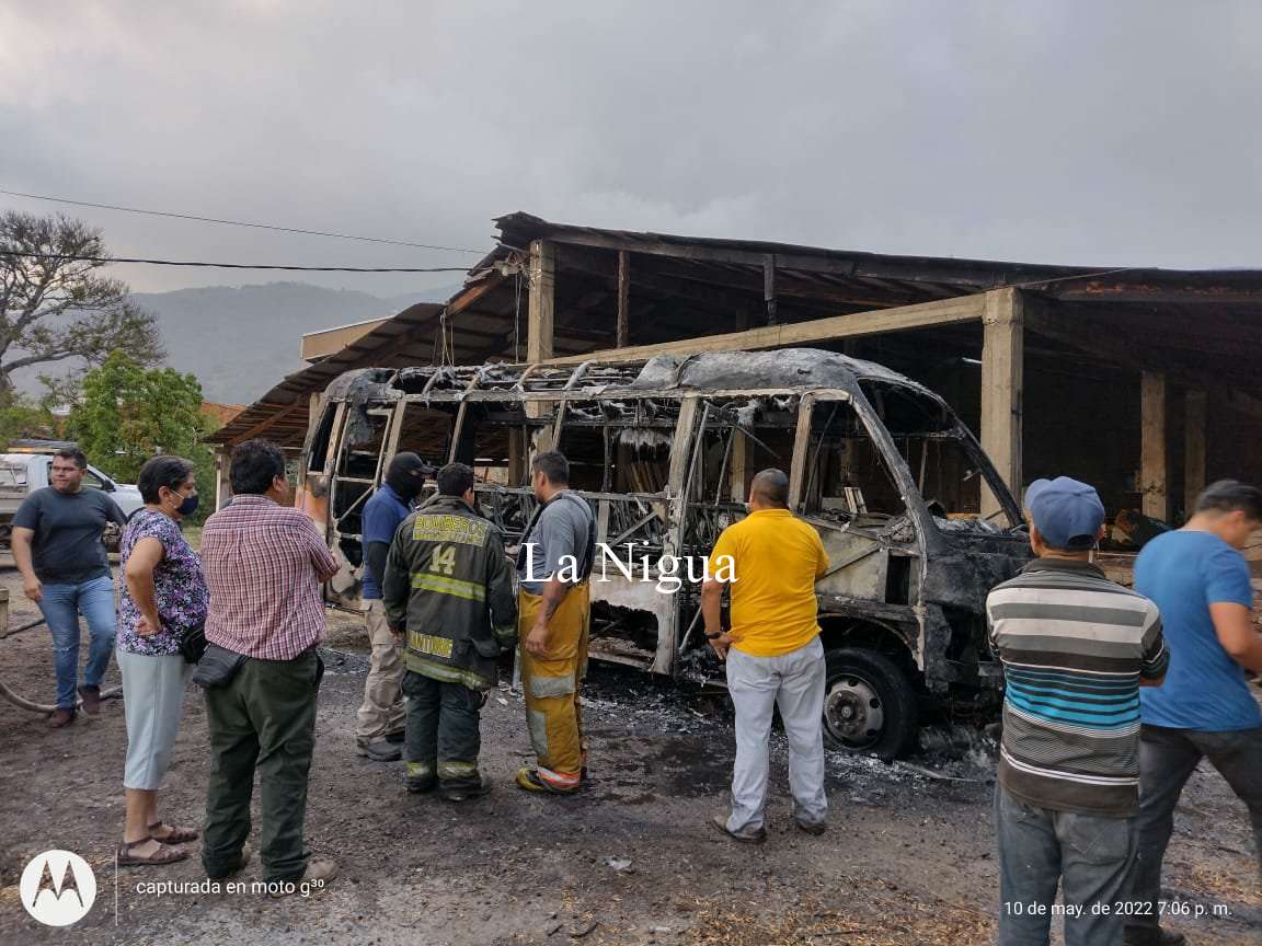 Se incendia minibús. 3 img 20220511 wa00046400256007830954197