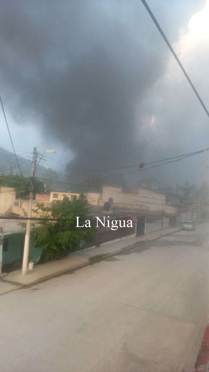 Se incendia minibús. 7 img 20220511 wa00054384005481317330829