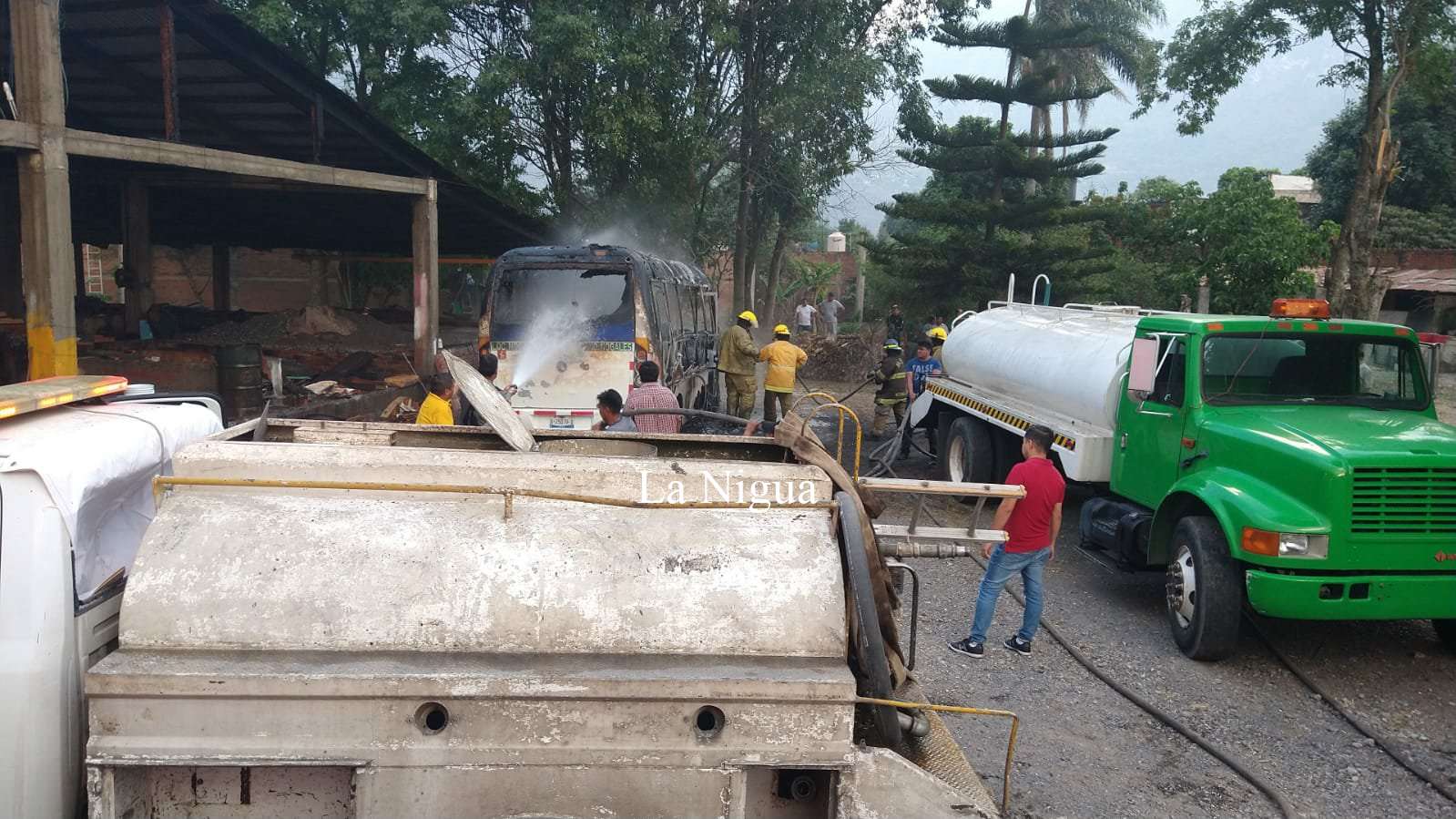 Se incendia minibús. 5 img 20220511 wa00063886370031988291120