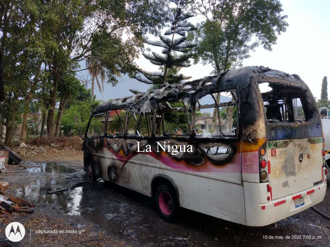 Se incendia minibús. 11 img 20220511 wa00078707552731464933132