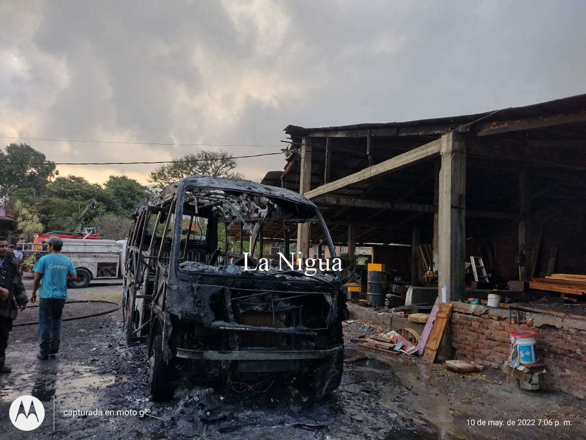 Se incendia minibús. 15 img 20220511 wa00103737606607284272339