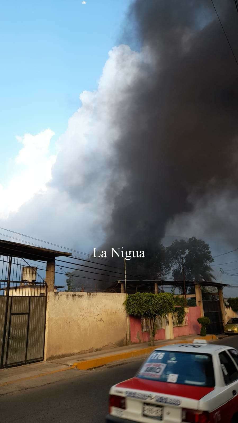Se incendia minibús. 13 img 20220511 wa00113364572493004742938