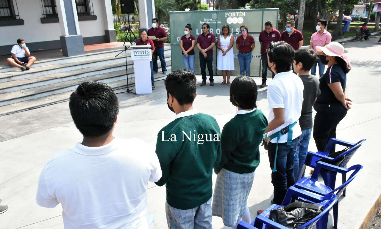 Disfrutan niños Libro bus 3 img 20220511 wa00158117758841680551051