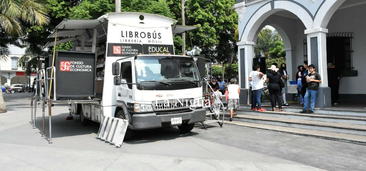 Disfrutan niños Libro bus 4 img 20220511 wa00162796316531420805633