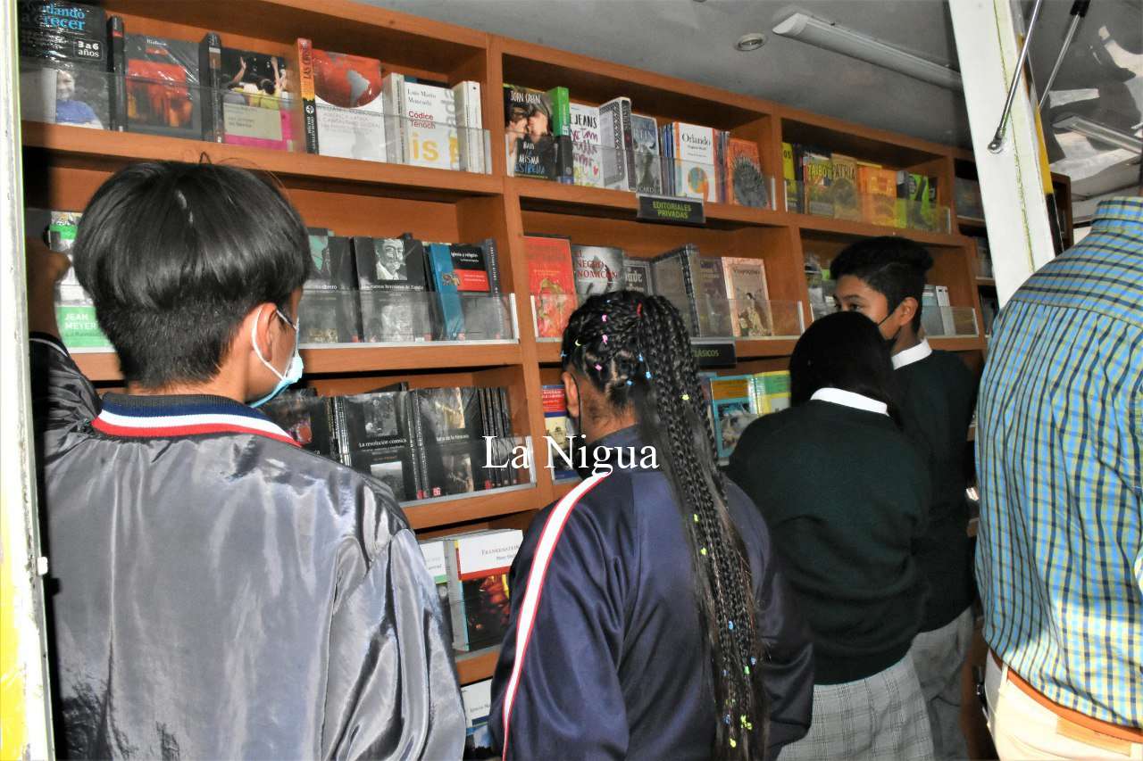 Disfrutan niños Libro bus 2 img 20220511 wa00181580516759790569336
