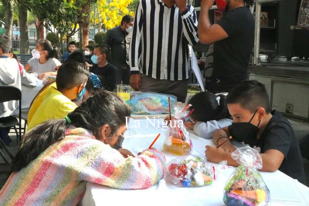 PRESENTAN LIBROBUS EN IXTACZOQUITLÁN EN CONJUNTO CON EL FONDO DE CULTURA ECONÓMICA Y LA COORDINACIÓN DE EDUCACIÓN 4 img 20220511 wa00725679206984096393748
