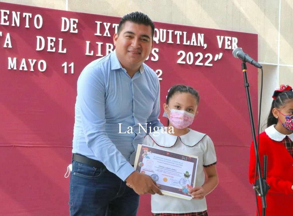 PRESENTAN LIBROBUS EN IXTACZOQUITLÁN EN CONJUNTO CON EL FONDO DE CULTURA ECONÓMICA Y LA COORDINACIÓN DE EDUCACIÓN 1 img 20220511 wa00764849291363309692738