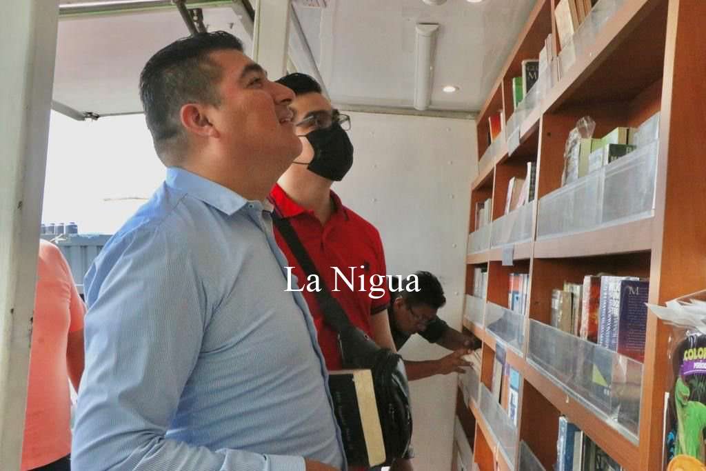 PRESENTAN LIBROBUS EN IXTACZOQUITLÁN EN CONJUNTO CON EL FONDO DE CULTURA ECONÓMICA Y LA COORDINACIÓN DE EDUCACIÓN 2 img 20220511 wa00777971193089062478652
