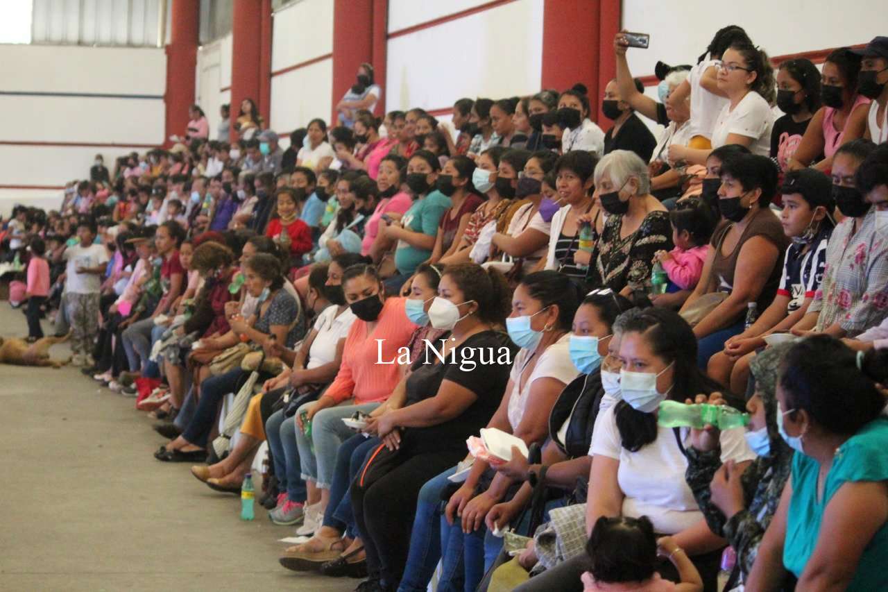 Festejan Ayuntamiento y DIF a las madres 1 img 20220512 wa00992987622790300389908