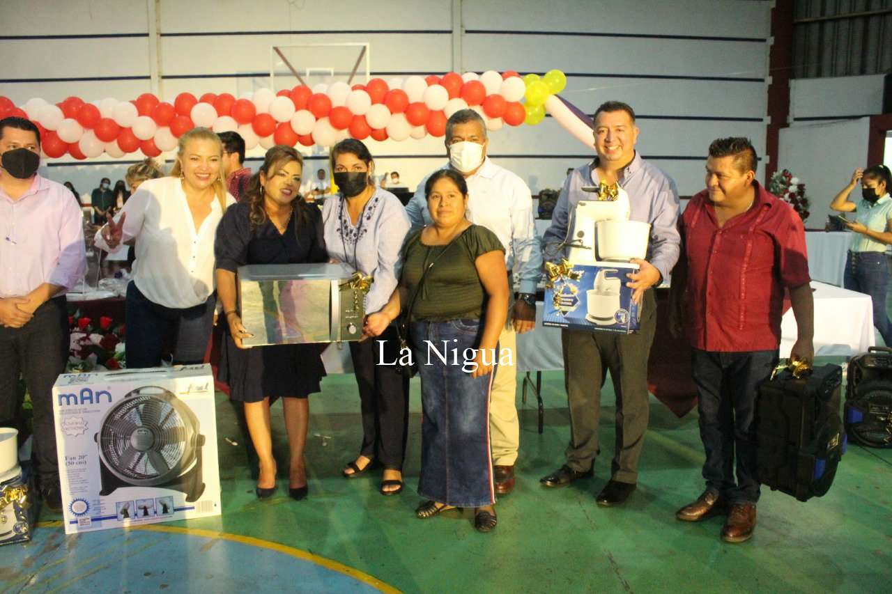 Festejan Ayuntamiento y DIF a las madres 2 img 20220512 wa0100182581619025932788