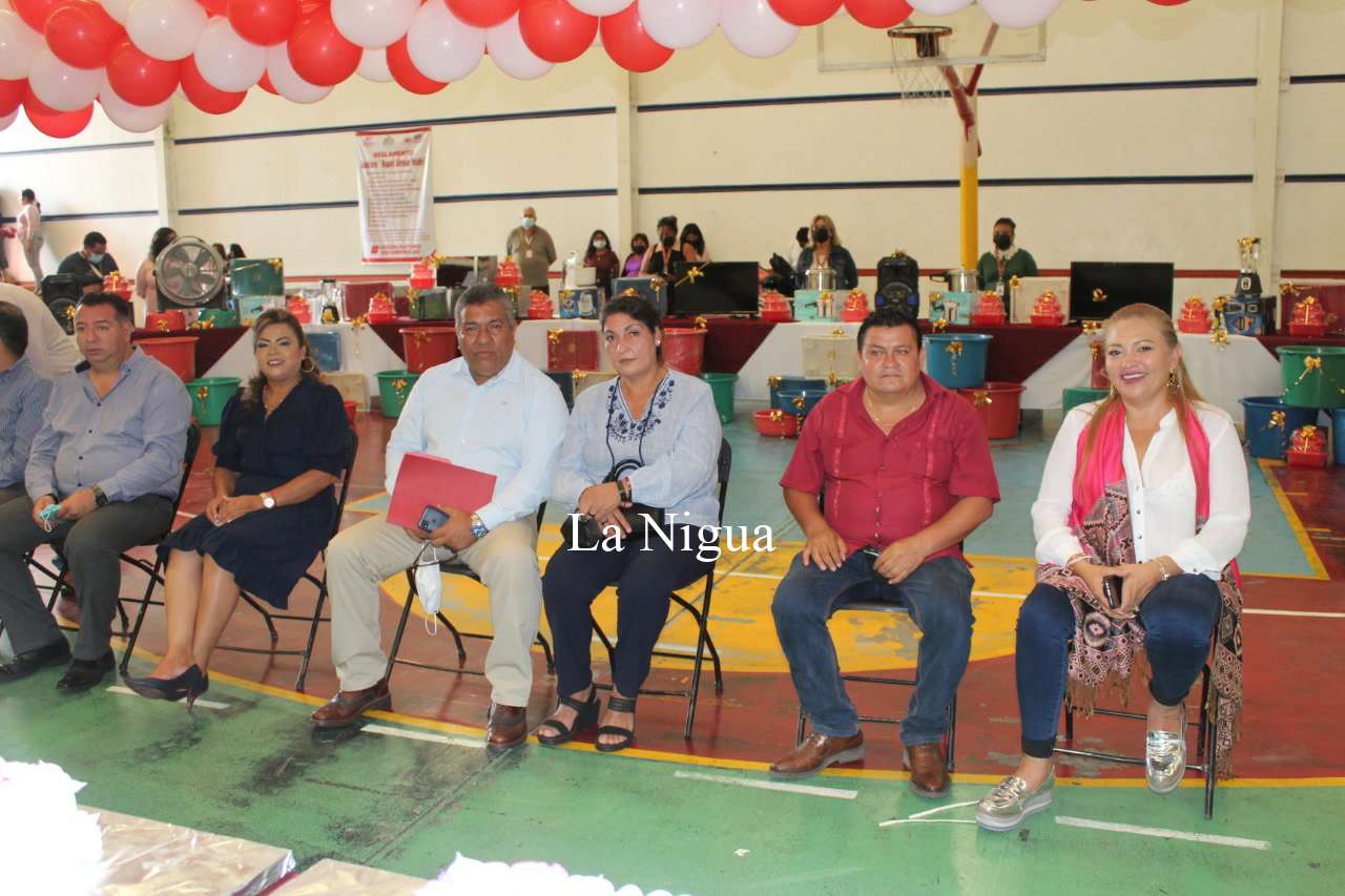 Festejan Ayuntamiento y DIF a las madres 5 img 20220512 wa01025516851484126776660