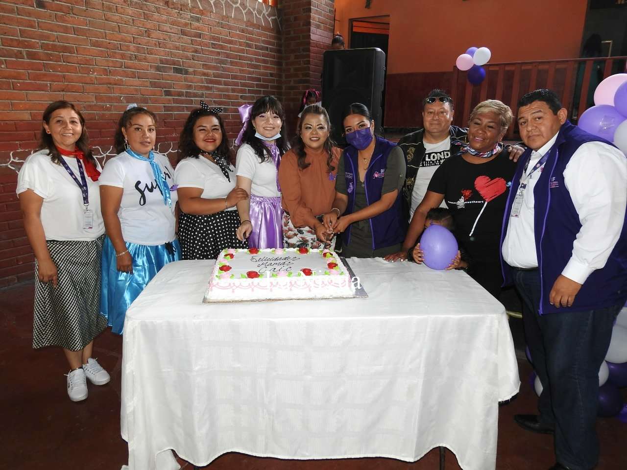 Festejan Ayuntamiento y DIF a las madres 7 img 20220512 wa01055372746122498722771