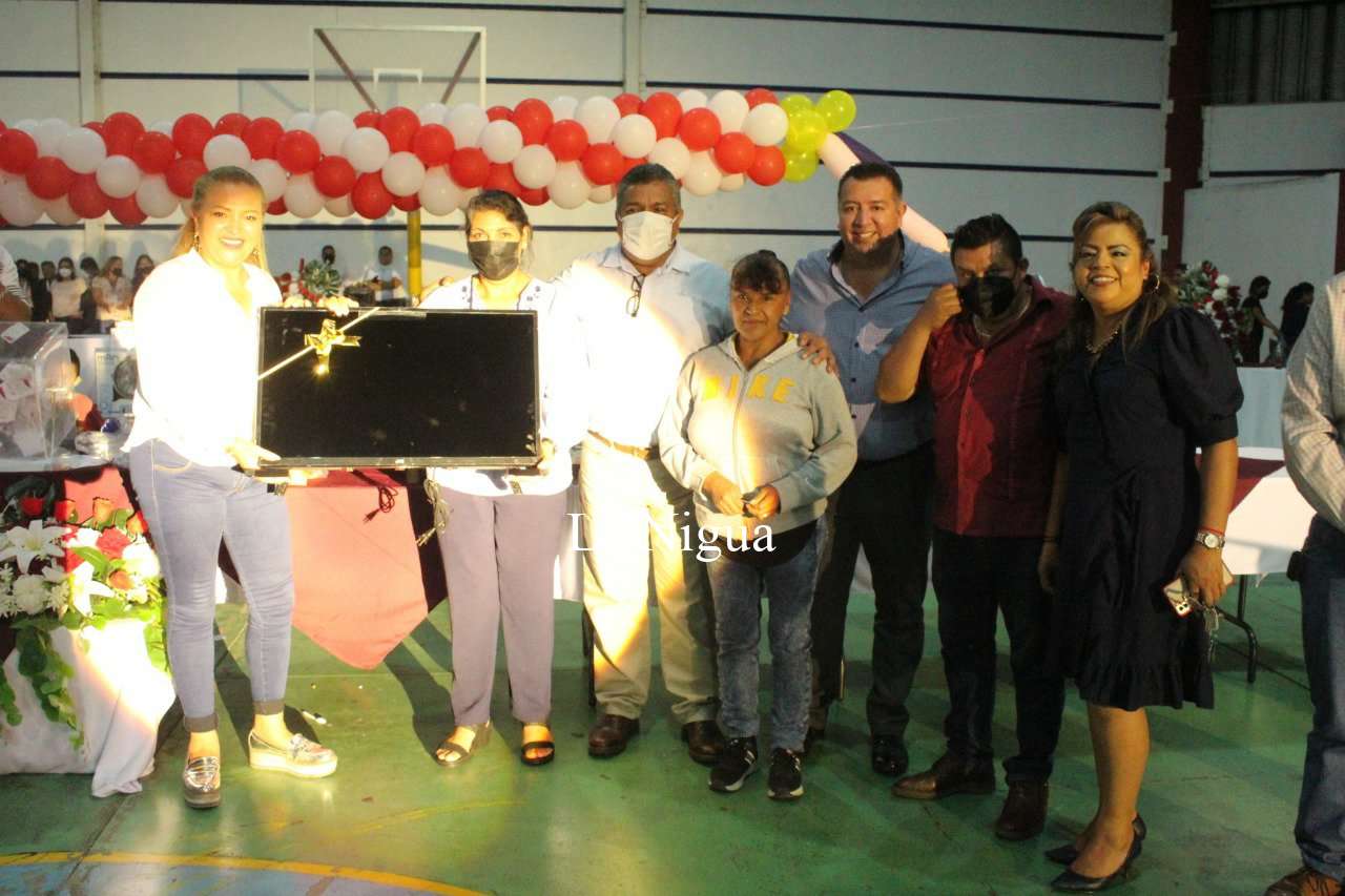 Festejan Ayuntamiento y DIF a las madres 9 img 20220512 wa01066909099307923135141