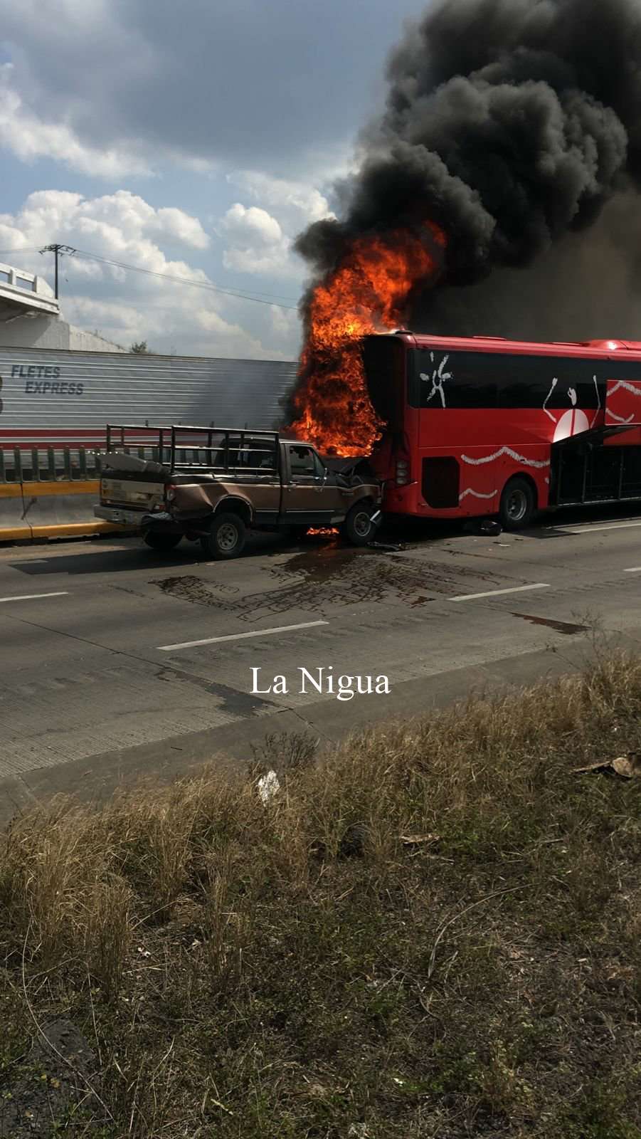 Se incendia ADO tras ser impactado por camioneta. 5 img 20220512 wa01121639463656335938420
