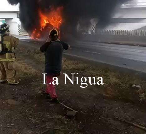 Se incendia ADO tras ser impactado por camioneta. 1 img 20220512 wa01152538997886337176600