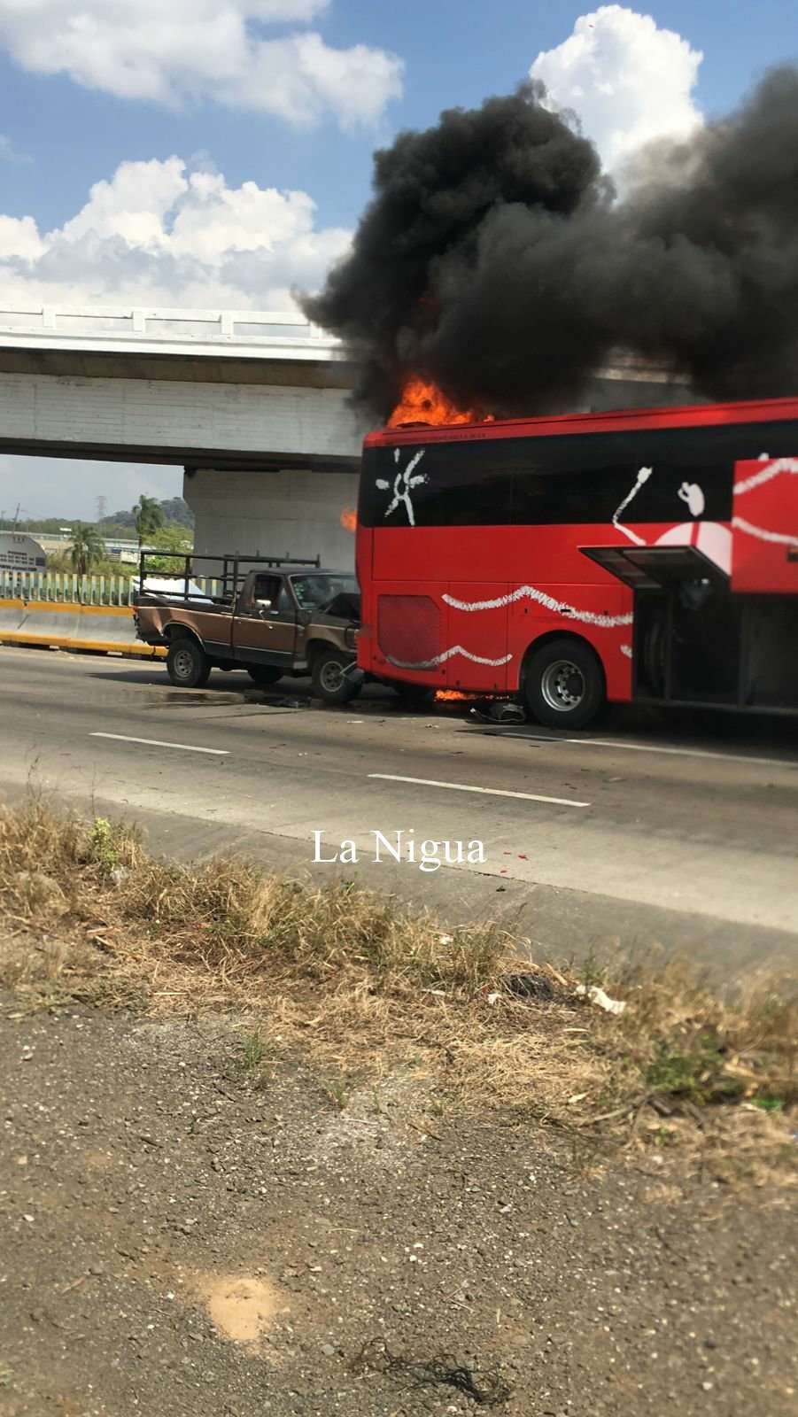 Se incendia ADO tras ser impactado por camioneta. 2 img 20220512 wa01166458894701508216441