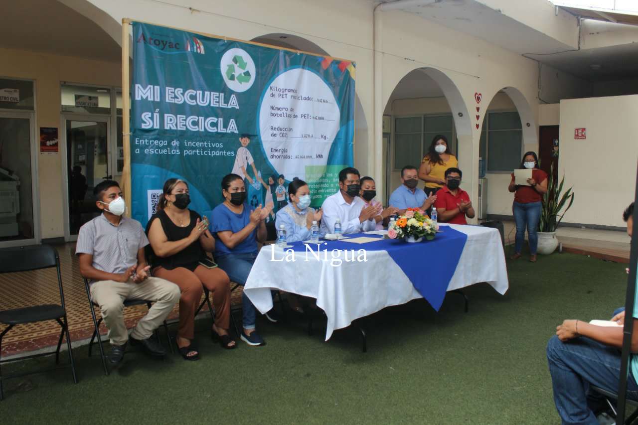 Ayuntamiento de Atoyac entrega incentivos del programa ‘Mi escuela sí recicla’ 2 img 20220512 wa01278216162630071867517