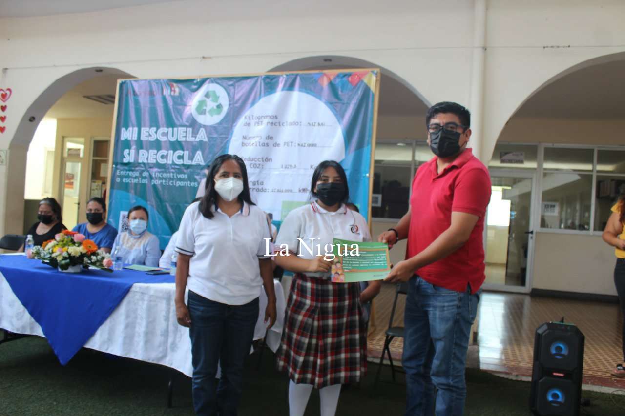 Ayuntamiento de Atoyac entrega incentivos del programa ‘Mi escuela sí recicla’ 1 img 20220512 wa01281572830989714220512