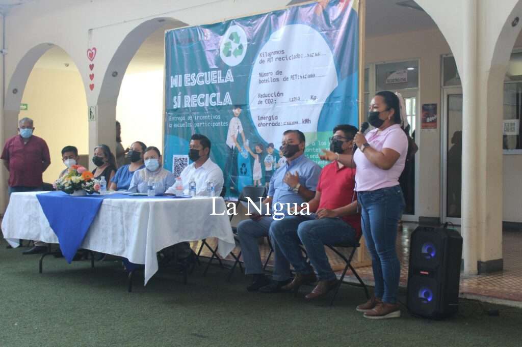 Ayuntamiento de Atoyac entrega incentivos del programa ‘Mi escuela sí recicla’