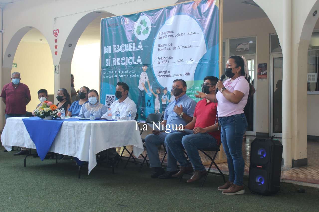 Ayuntamiento de Atoyac entrega incentivos del programa ‘Mi escuela sí recicla’ 5 img 20220512 wa01293508975774567097862