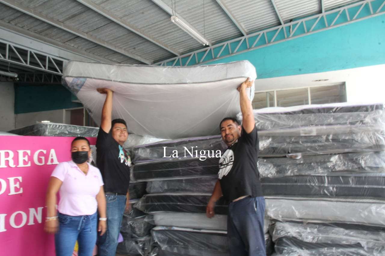 Beneficia DIF de Atoyac a familias con entrega de colchones a bajo costo 4 img 20220512 wa01363464298996301221272
