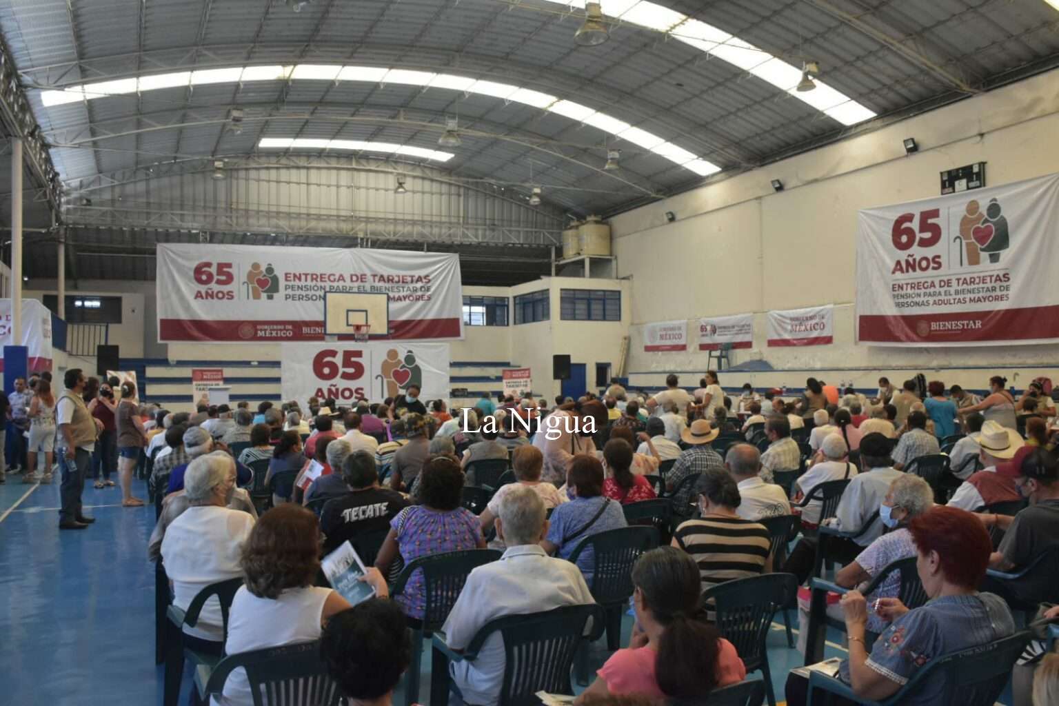 Acompaña Presidente a Delegado de Programas federales a entrega de tarjetas Bienestar