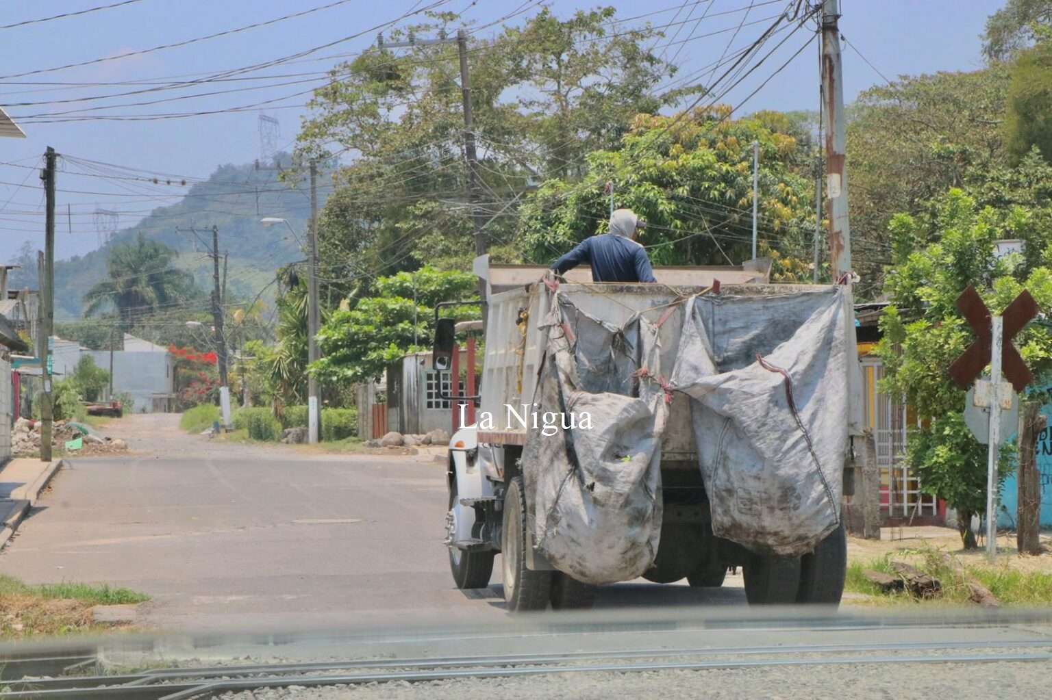 LA COORDINACIÓN DE SALUD MUNICIPAL DE IXTACZOQUITLÁN, CONTÍNUA CON LAS CAMPAÑAS DE ABATIZACIÓN Y DESCACHARRIZACIÓN.
