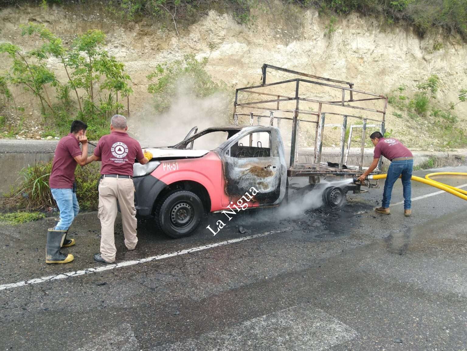 En cenizas, queda una camioneta de carga mixta en Papantla