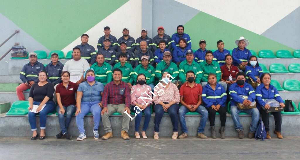 Entrega alcalde Carlos Ventura uniformes y 3 motocicletas a empleados municipales