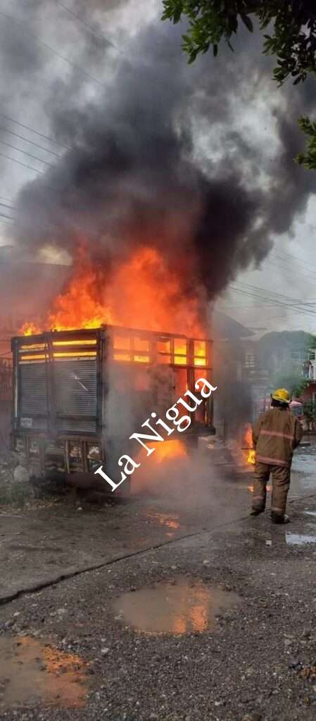 Se incendia camioneta, tras caerle un rayo a transformador en Martínez de la Torre 2 img 20220820 wa00217522663727613242601