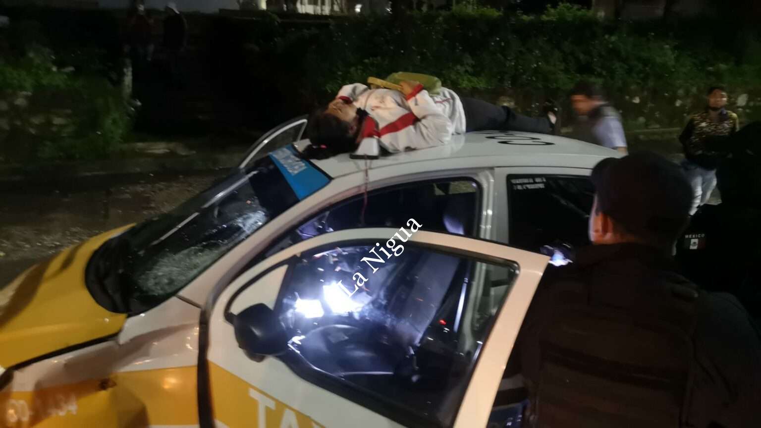 Joven en moto resulta lesionada en accidente.