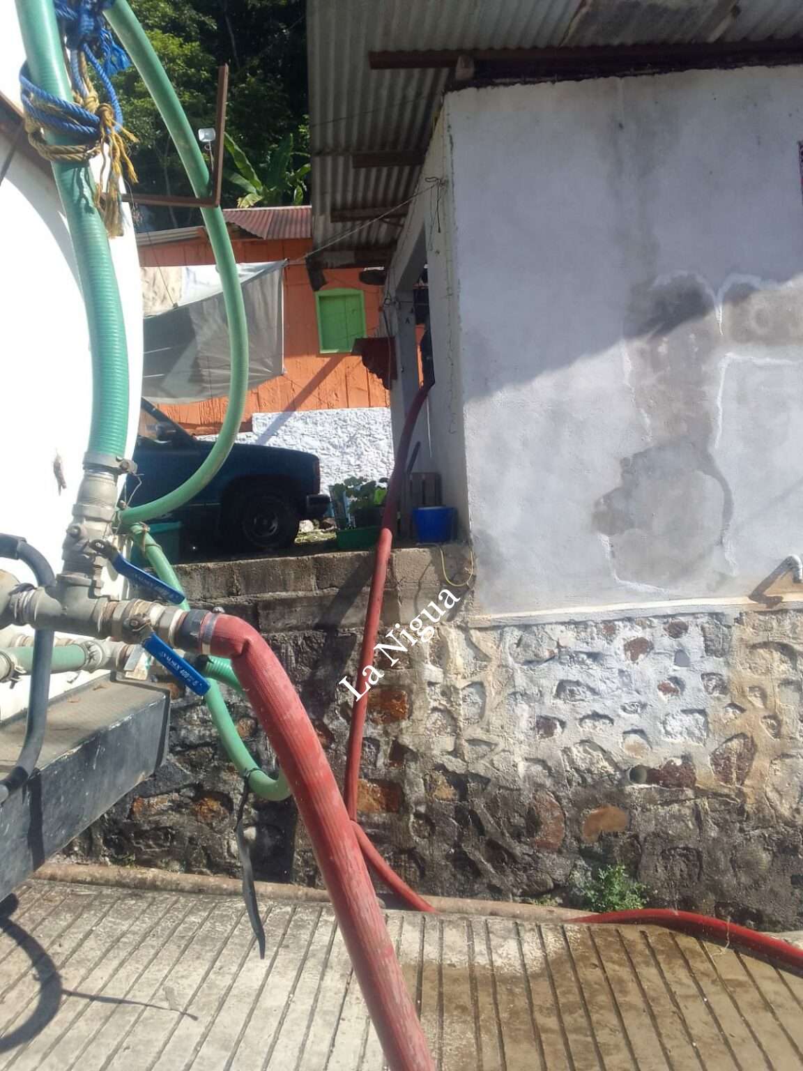 Reparte Servicios Municipales agua a familias de la villa general Miguel Alemán