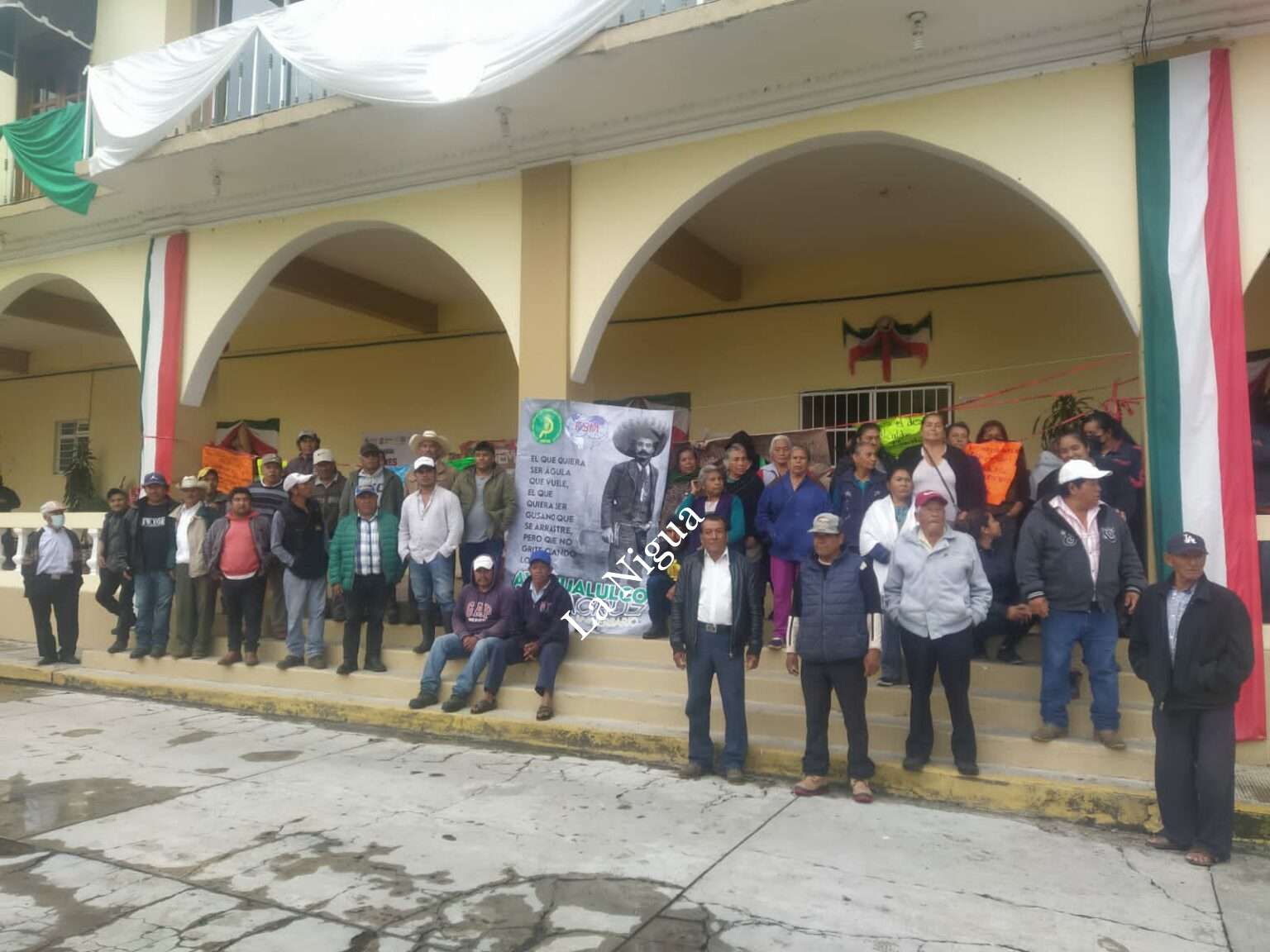 Tras nueve días continúa toma de instalaciones del ayuntamiento de Ayahualulco