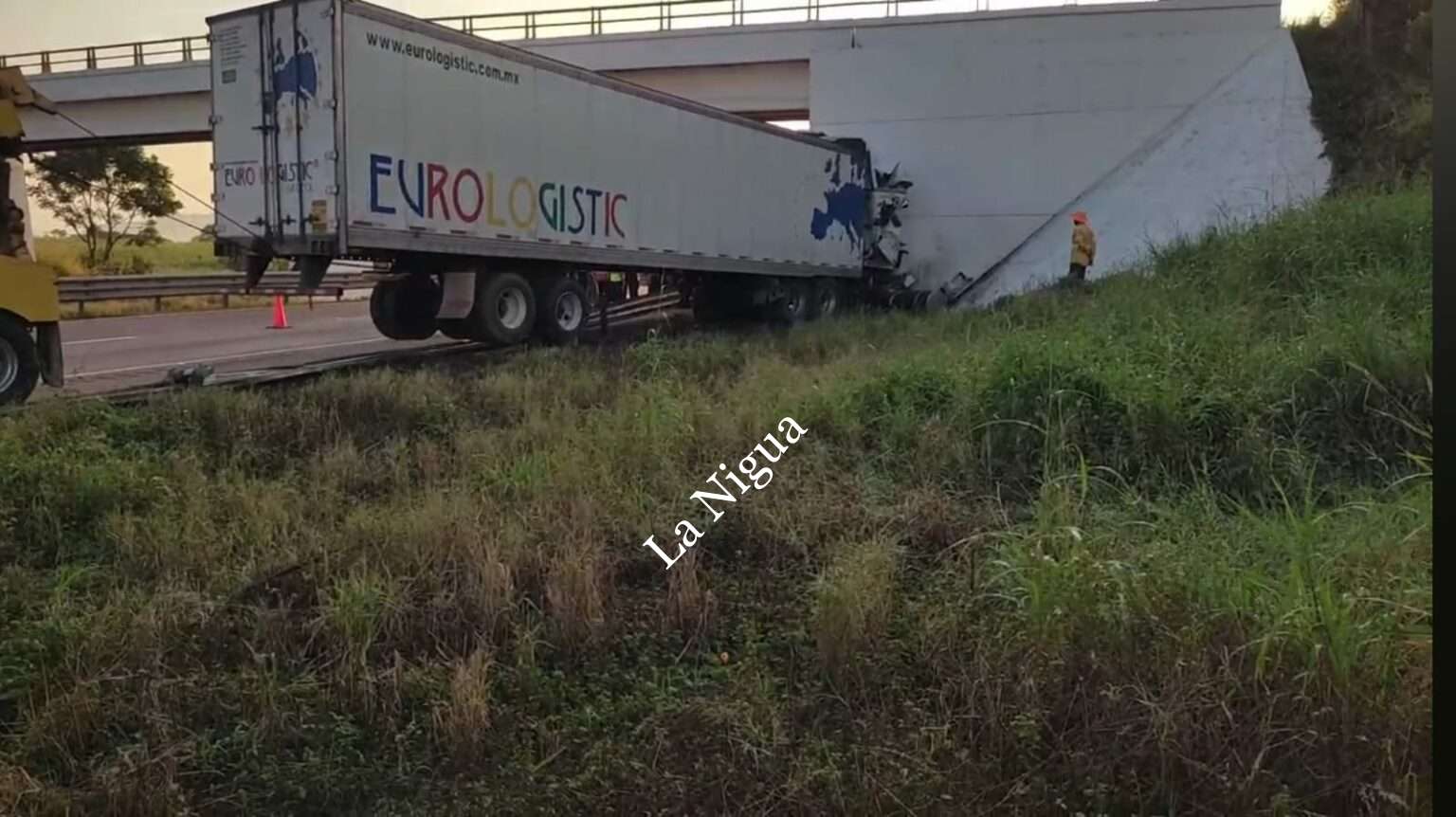 Muere trailero prensado