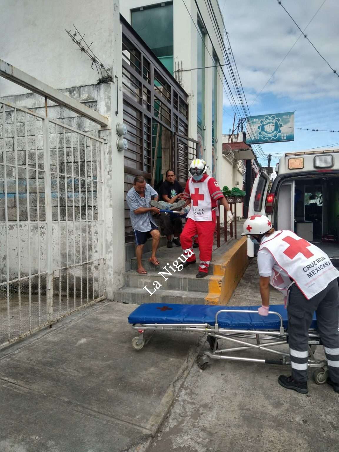 Resulta lesionado tras caer de dos metros de altura