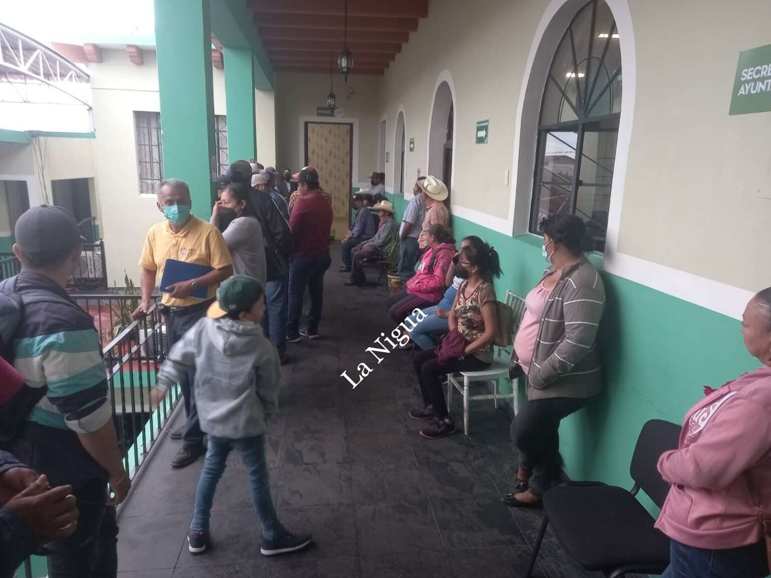 SE MANIFIESTAN HABITANTES DE PASO FRIJOL EN EL PALACIO DE PASO DEL MACHO PARA EXIGIR AGUA A LAS AUTORIDADES