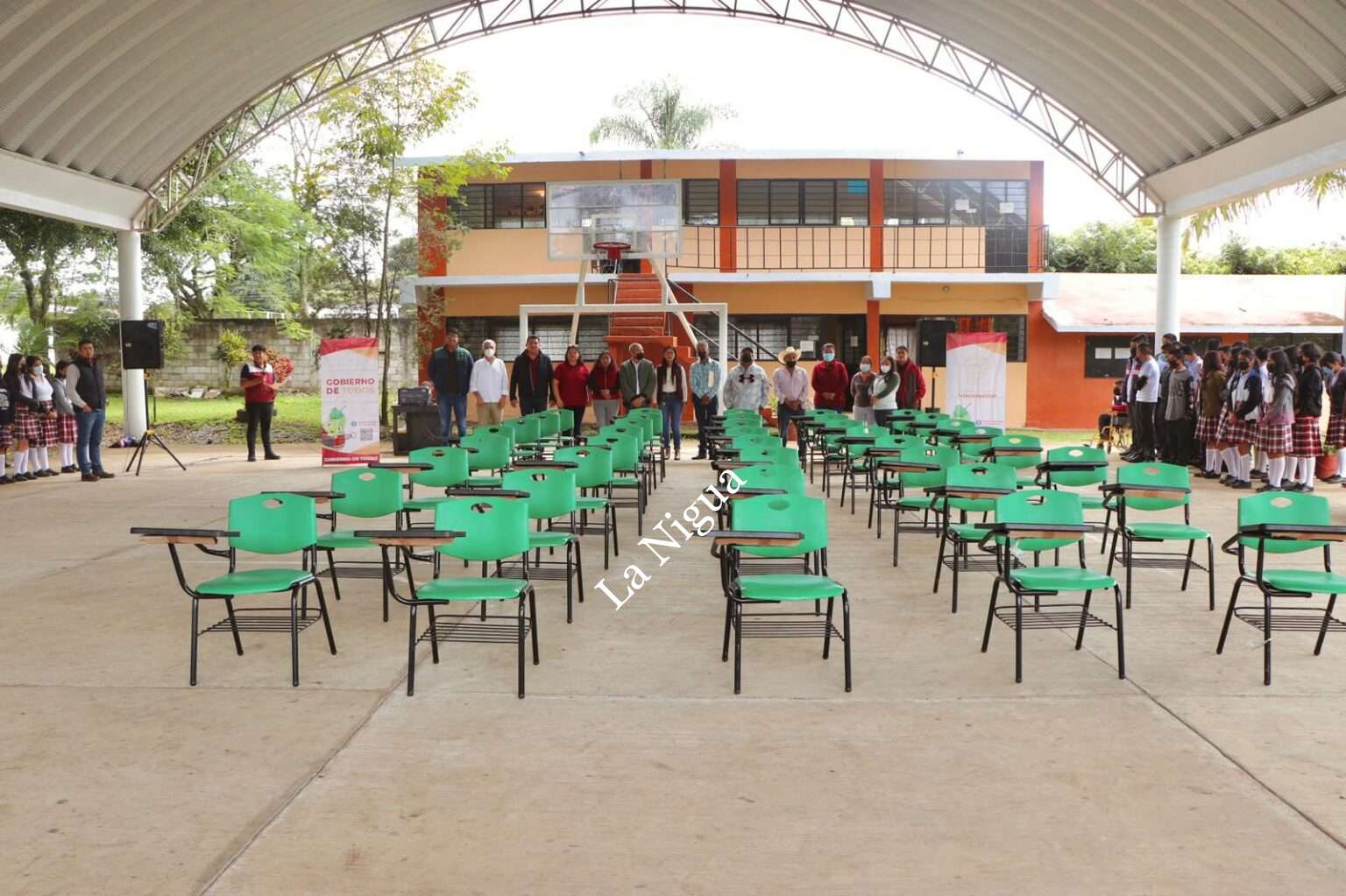 ESCUELAS DE IXTACZOQUITLÁN HAN SIDO BENEFICIADAS CON MOBILIARIO NUEVO.